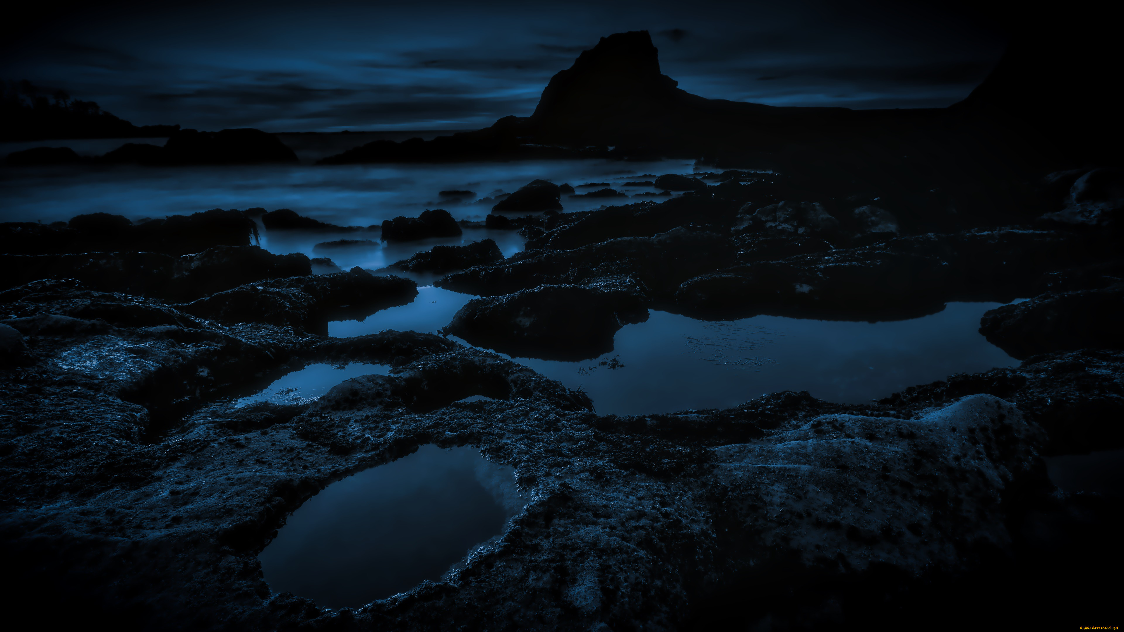 Night stone. Ночное море. Ночь в море. Ночь море камни. Каменный пляж ночью.